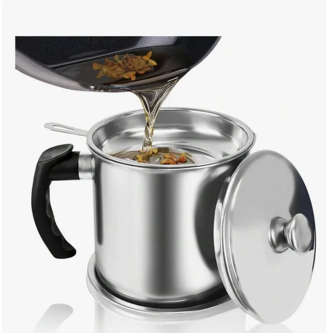 Recipiente para grasa de tocino con colador, 1.3L (Fl. Oz. Recipiente de acero inoxidable para aceite de cocina con colador y bandeja antideslizante para almacenar aceite de fritura de carne y grasa de cocina, decoración del hogar, fiesta & almacenamiento