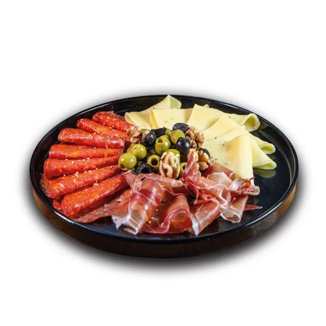 Tabla para picar con jamón serrano, queso y chorizo